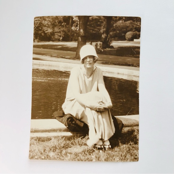 Antique 1920s silver print Old Photo Fancy Lady with Hat sat Outdoor near a Pond - Picture 2 of 3